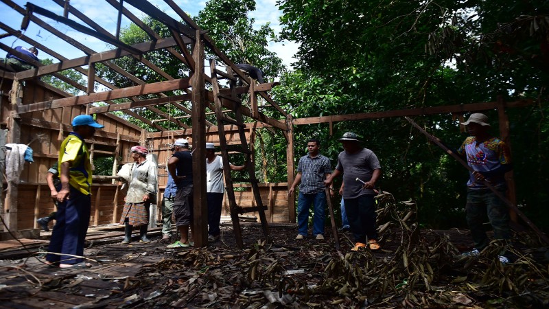 ทหาร - ประชาชนจิตอาสา ช่วยกันรื้อถอนสิ่งปรักหักพัง-ตัดต้นไม้ ที่ล้มทับบ้านชายวัย 72 ปี