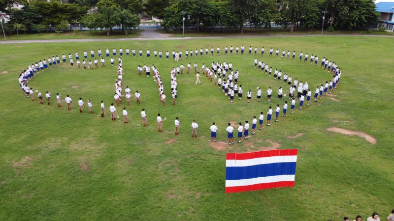 โรงเรียนเทศบาล 5 จัดแปรอักษรรูปหัวใจ เนื่องในวันพระราชทานธงชาติไทย