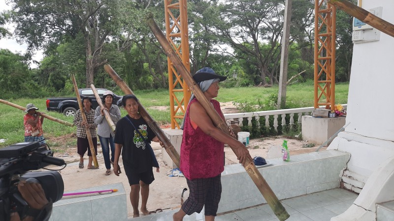 ฮือฮา! ครอบครัวสาวใหญ่  นำข้าวหลามยักษ์ยาวถึง 2 เมตร ถวายหลวงพ่อฟักประกาสิทธิ์ หลังให้โชคใหญ่