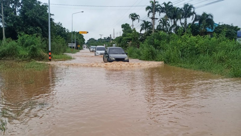 ฝนตกกระหน่ำ ! เกิดน้ำป่าไหลทะลักท่วมหมู่บ้าน "ต.ลาดบัวขาว" น้ำสูงชันหัวเข่า รถเล็กพังเสียหาย - สตาร์ทไม่ติด