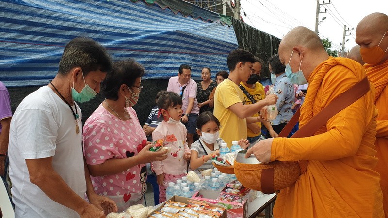 ชาวประจวบฯ ร่วมประเพณีทำบุญตักบาตรเทโว แห่เรือชักพระ สักการะพระบรมสารีริกธาตุบนยอดเขาช่องกระจก