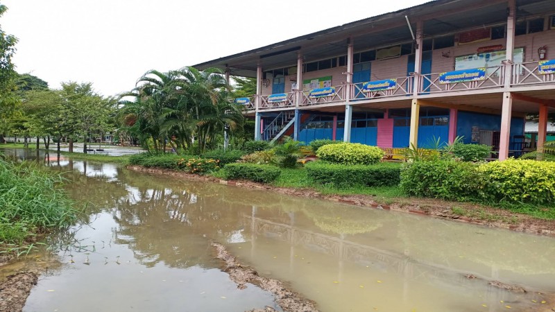 ผอ.โรงเรียนบ้านหนองครก จ.ศรีสะเกษ ประกาศหยุดเรียนหนีน้ำท่วม