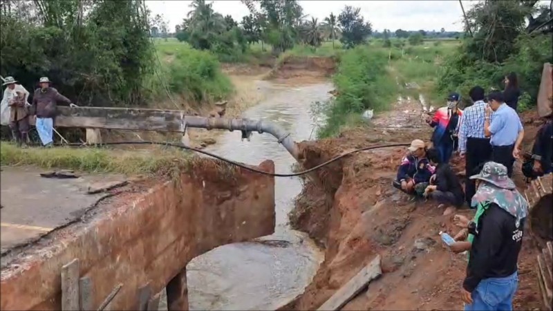 พังเป็นแถบ ! น้ำกัดเซาะ "คอสะพาน" ขาดสะบั้น รถไม่สามารถสัญจรผ่านได้