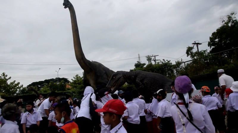 ชาวนราธิวาสหอบลูกจูงหลานชมไดโนเสาร์จำลองเสมือนจริง "Jurassic on Tour"