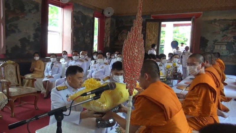 "ในหลวง" โปรดเกล้าฯ พระราชทานผ้าพระกฐินให้ รมช.พาณิชย์ ถวายพระสงฆ์วัดสมุหประดิษฐาราม