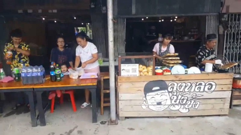 เจ้าของร้านดักคอกาแฟ ลุงหลอบังปิ้ง แจกฟรี! "ขนมปังปิ้ง" เนื่องในโอกาสน้อมรำลึกในหลวง ร.9