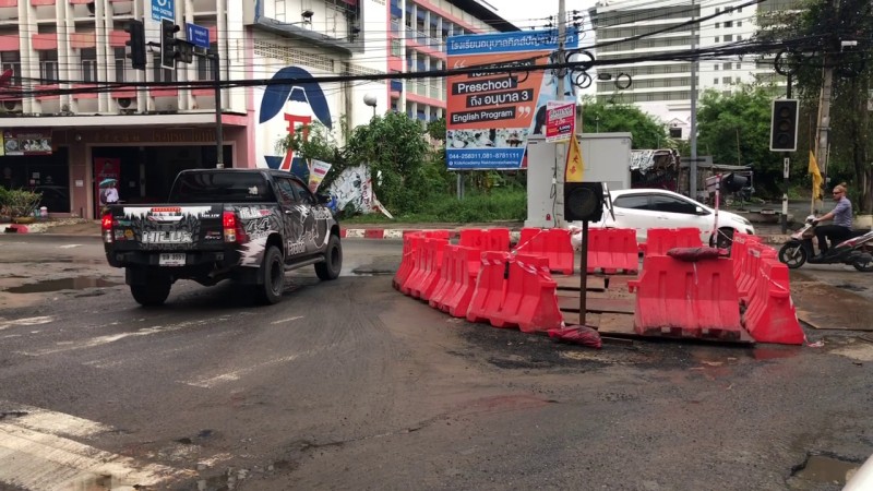 "อดีตรองผู้ว่าฯโคราช" เผยวินาที! ขับรถฝ่าสายฝน เสียหลักพุ่งลงหลุม รอดหวุดหวิด