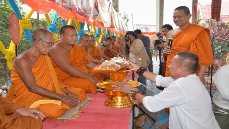 "ดร.พระมหาเฉลิมชัย" นำชาวพุทธฝ่าสายฝนทอดกฐินสร้างศาลาการเปรียญได้เงินกว่า 9 ล้านบาท