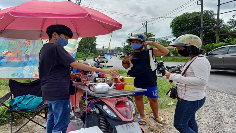 สาวตกงาน สู้ชีวิต! ดีไซน์รถ จยย. เปิดขาย "กาเเฟสดหม้อต้ม" รสชาติแปลกใหม่