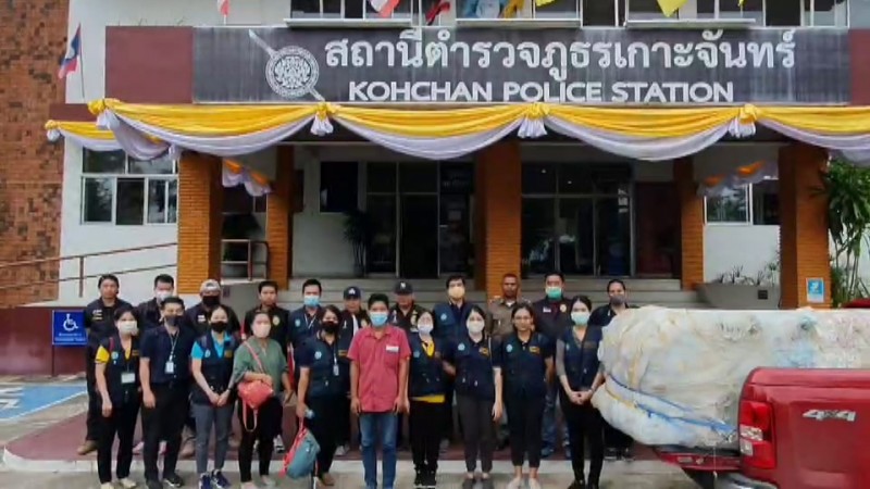 สสจ.ชลบุรี ประสานตำรวจภาค 2 บุก "โกดังเก็บผ้าอ้อมผู้ใหญ่" ไม่ได้มาตรฐาน ยึดของกลางมูลค่ากว่า 1 ล้าน