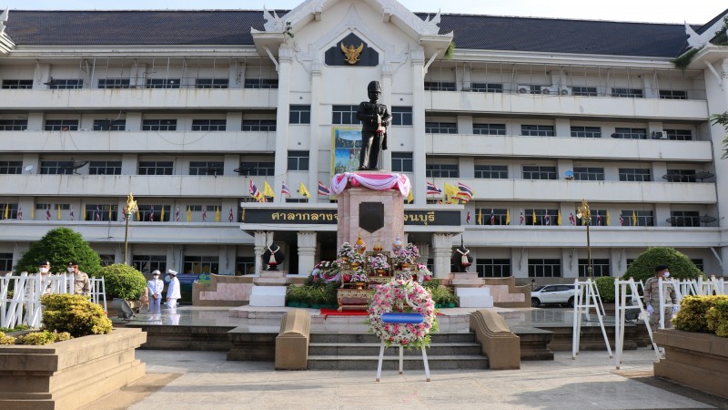 "ผู้ว่าฯกาญจนบุรี" ประกอบพิธีวางพวงมาลาเบื้องหน้าพระบรมราชานุสาวรีย์ รัชกาลที่5 เนื่องในวันปิยมหาราช