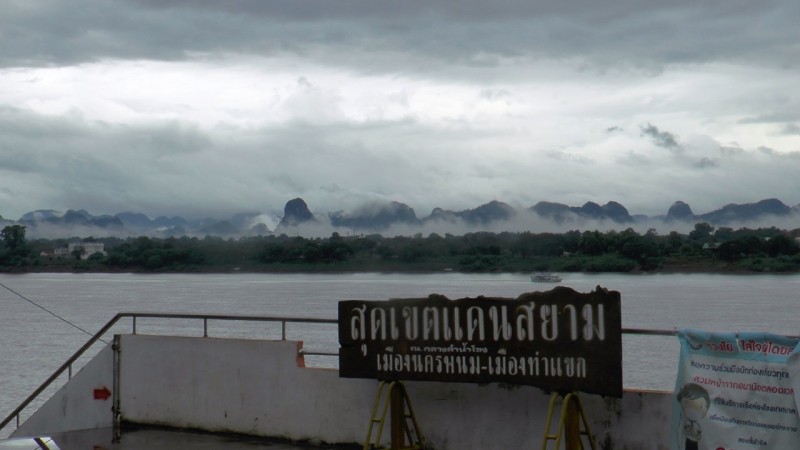 อานิสงส์โมลาเบ ! "นครพนม" อากาศสดชื่นเย็นสบาย นทท. แห่ถ่ายภาพทะเลหมอก - ภูเขาหินปูนฝั่งลาว (คลิป)