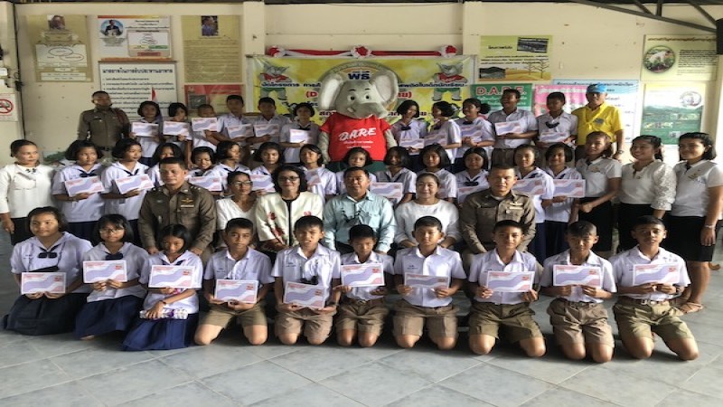 "ตำรวจเกาะสมุย" มอบประกาศนียบัตร แก่เด็กนักเรียนที่ผ่านการอบรมในโครงการ แดร์