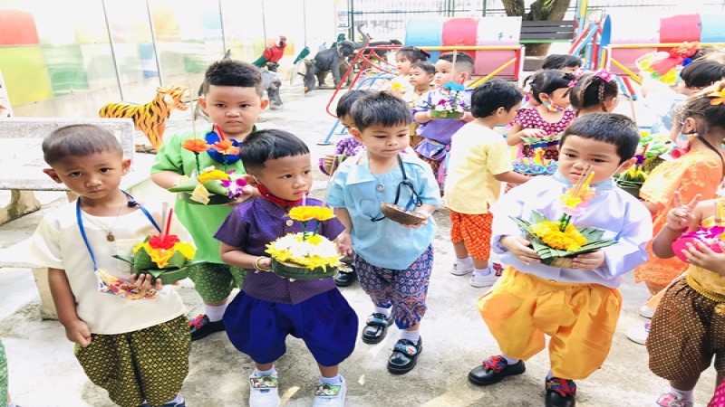 "เด็กอนุบาล" โรงเรียนชื่อดัง เมืองสุราษฎร์ธานี แต่งชุดไทย ร่วมกิจกรรมสืบสานประเพณีลอยกระทง ประจำปี 2563