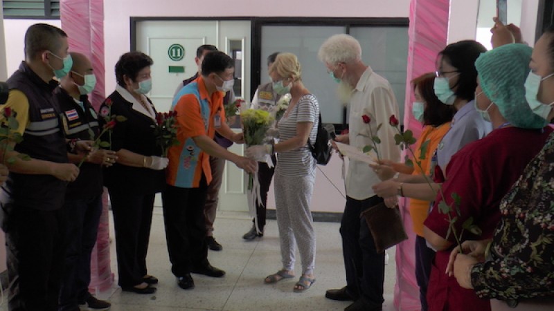 เกาะสมุยคณะแพทย์สุดปลื้มร่วมส่งตัว "แหม่มฝรั่งเศส" ผู้ป่วยโควิด-19 ออกจากรพ.