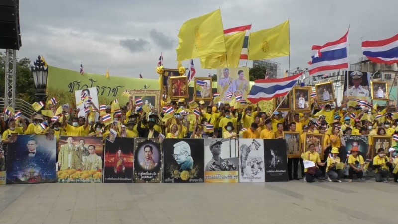 "ชาวโคราช" กว่า 500 คน สวมเสื้อเหลือง แสดงพลังปกป้องสถาบัน รณรงค์ปลูกจิตสำนึกรักประเทศไทย