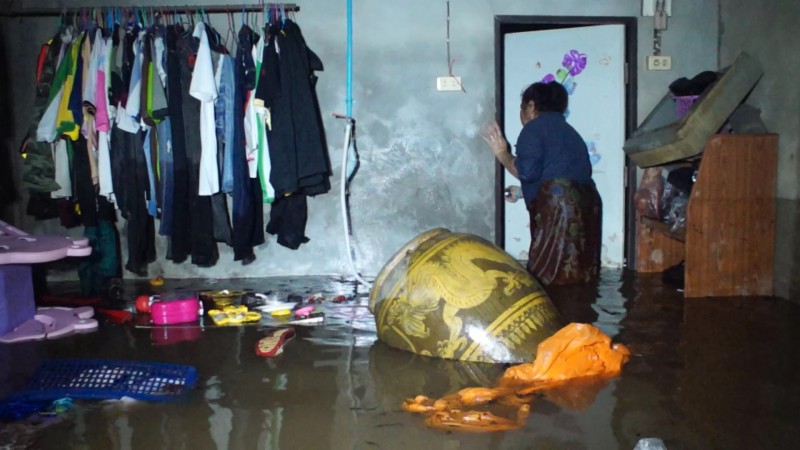 ชุมพรอ่วม ! "ฝนตกทั้งคืน" น้ำไหลหลากท่วมบ้านเรือน ชาวบ้านจนของขึ้นที่สูงไม่ทัน เสียหายยับเยิน