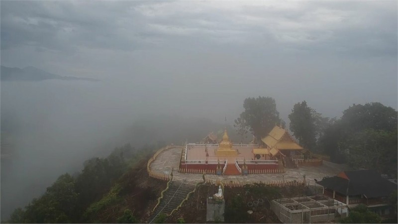 สวยงามอลังการ ! "พระธาตุภูปอ" อายุกว่าพันปี เมืองพะเยา นทท.แห่เที่ยวชม