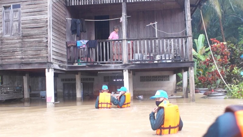 พายุ “หว่ามก๋อ” ทำชุมพรอ่วม! น้ำท่วมถนนสายเอเชีย - รถติดยาวเกือบ 2 กม.