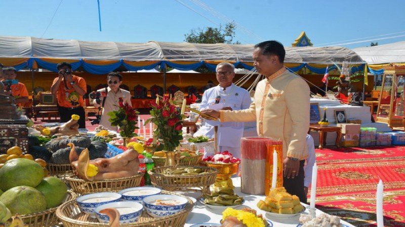 ผวจ.ศรีสะเกษ ร่วมประกอบพิธีบวงสรวงสักการะสิ่งศักดิ์สิทธิ์ประจำจังหวัด ให้งานเฉลิมฉลอง 238 ปี ราบรื่น