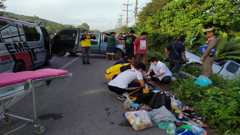 หวิดยกคัน ! "กระบะ" เหินฟ้าเสียหลัก พุ่งลงข้างทางลงเหวลึก