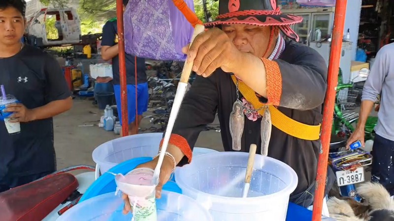 "พ่อค้าลอดช่องสิงคโปร์" ผุดไอเดียฝ่าวิกฤตโควิด-19 แต่งกายยุคพระเจ้าตาก ทำรายได้ยอดพุ่งวันละพัน