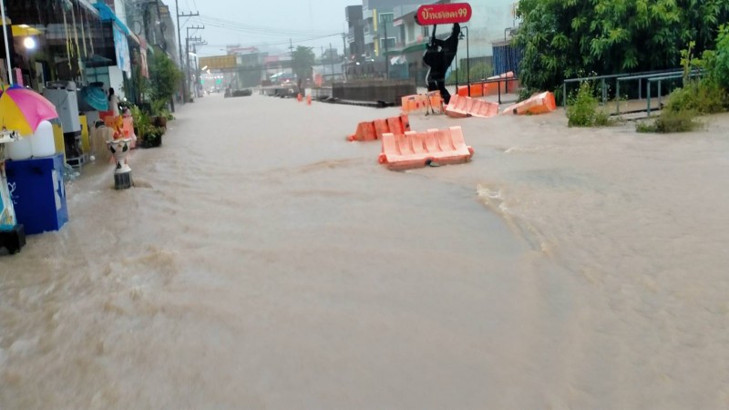 น้ำท่วมหนัก เขตเทศบาลเมืองคอนจมบาดาลต้องใช้เรือแทนรถ