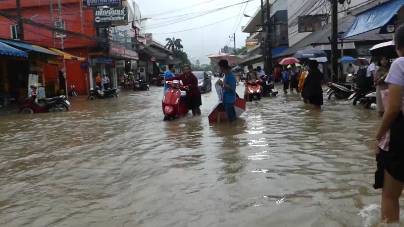 พายุฝนถล่ม "เมืองชุมพร" อ่วมหนัก ! มวลน้ำไหลทะลักท่วม "เส้นทางหลัก" เข้าโรงเรียน - โรงพยาบาล