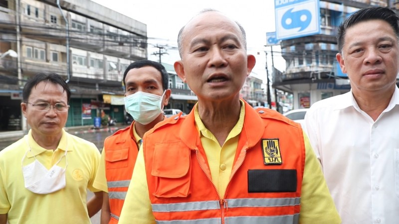 ผู้ว่าฯ ชุมพร ลงพื้นที่ติดตามฝนตกหนัก เตือนให้ประชาชนติดตามสถานการณ์ใกล้ชิด