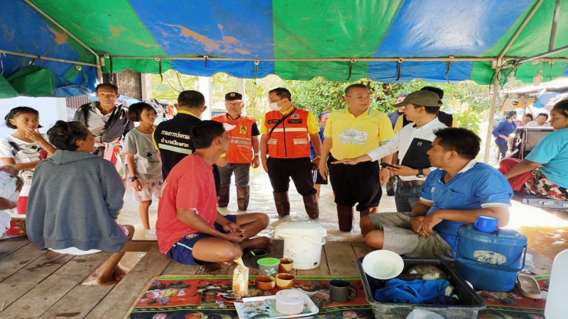 ผู้ว่าฯสุราษฎร์ รุดเยี่ยมชาวบ้านพระแสง-เวียงสระ หลังถูกมวลน้ำนครศรีฯท่วม