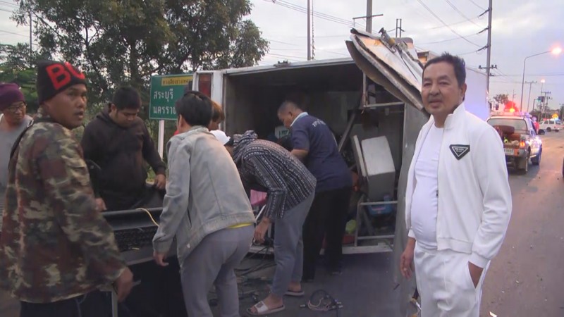 หวิดดับ ! รถกระบะบรรทุกมะเขือเทศ พุ่งชนท้ายขบวนรถอุปกรณ์การแสดงคณะลิเกชื่อดัง "ศรราม น้ำเพชร" ร่างติดภายใน บาดเจ็บ 1 ราย