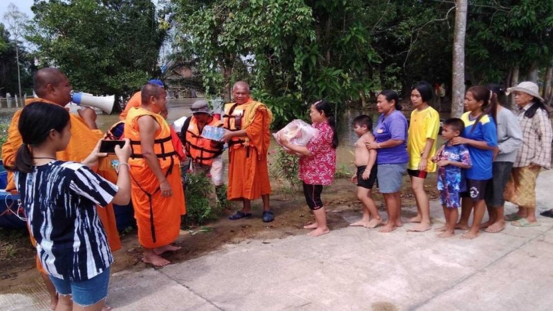 "คณะสงฆ์สุราษฎร์" ลงพื้นที่ช่วยเหลือผู้ประสบอุทกภัยน้ำท่วม