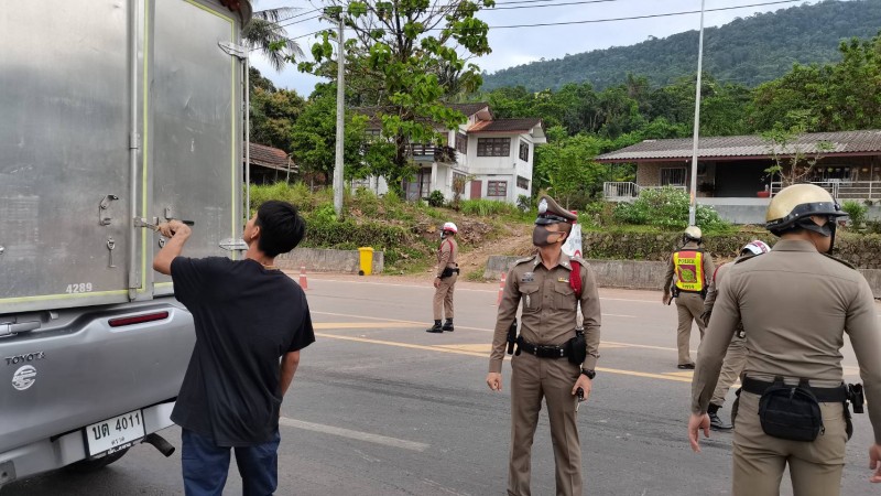 "สภ.คลองใหญ่" สั่งตรวจเข้ม ตั้งด่านป้องกันการลักลอบหนีเข้าเมืองเส้นทางชายแดนไทย - กัมพูชา