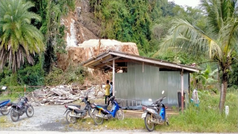 ระทึกหนัก ! ฝนตกกระหน่ำ หินภูเขานับแสนตัน พังถล่มทับบ้าน หวิดมีคนเจ็บ