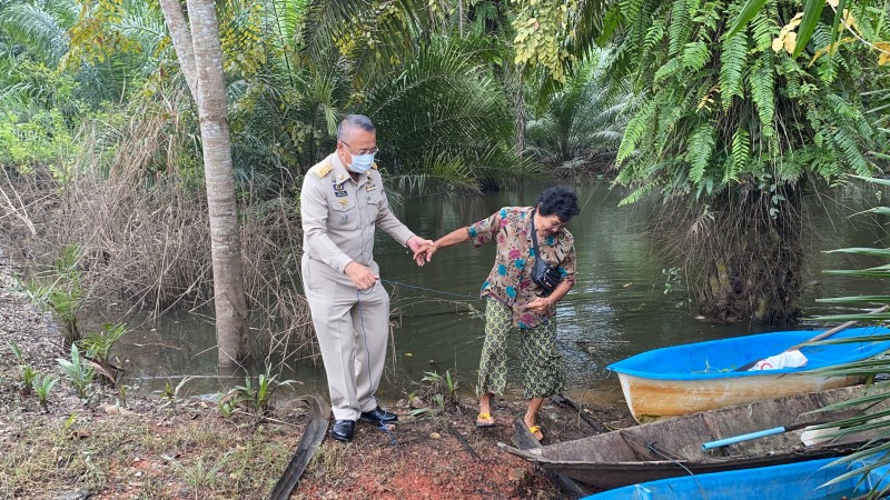 พ่อเมืองสุราษฎร์ ชื่นชมชาวพุนพินถูกน้ำท่วม พายเรือไปใช้สิทธิเลือกตั้ง นายก อบจ.- ส.อบจ.