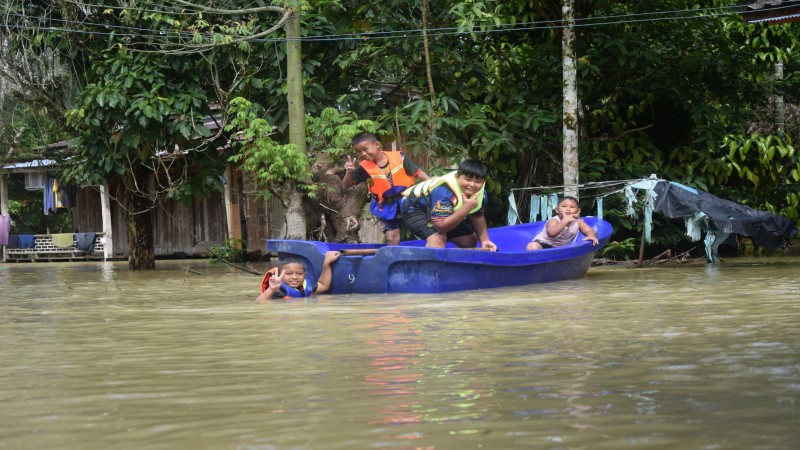 น้ำท่วมขังนราฯ เริ่มลดลง พบหมู่บ้านถูกลืมต้องลุยน้ำซื้ออาหาร-จับปลากินเอง