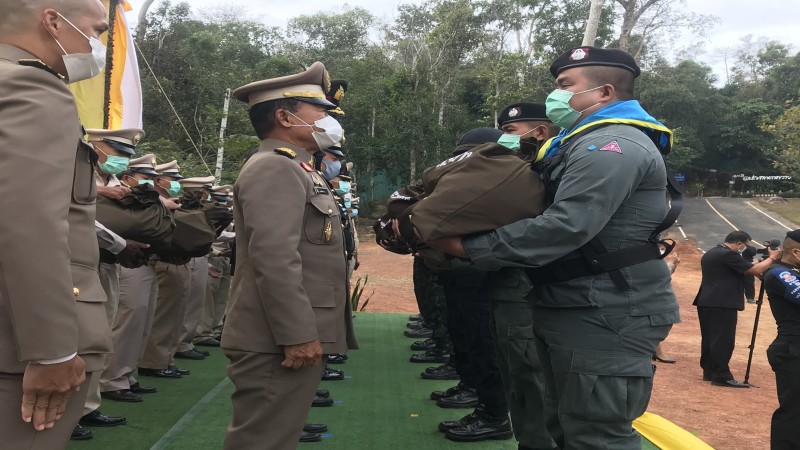 "องคมนตรี" เชิญสิ่งของพระราชทาน มอบให้แก่ทหาร ตชด.ทหารพราน ปฏิบัติภารกิจกองกำลังชายแดน กองกำลังสุรนารี กองทัพภาคที่ 2