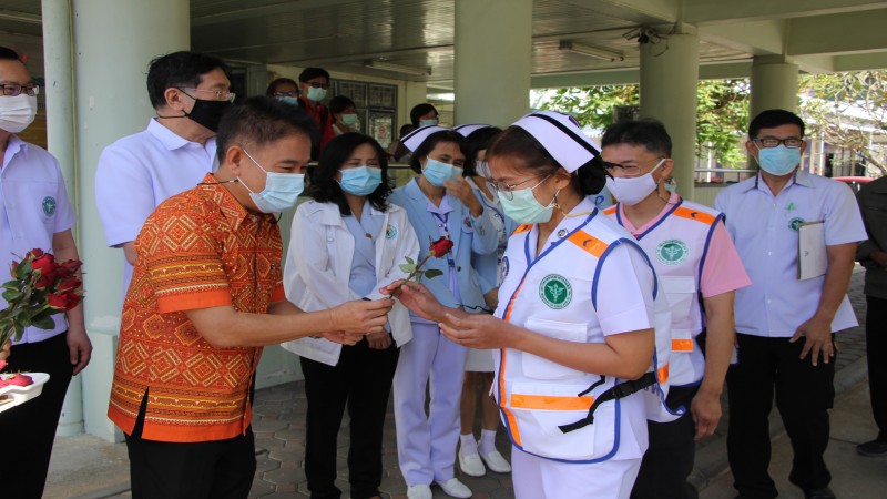 ผู้ว่าฯ สุพรรณบุรี มอบดอกไม้ให้กำใจ ทีมแพทย์-พยาบาล ที่ไปช่วยคัดกรองกลุ่มเสี่ยงโควิด-19 จ.สมุทรสาคร