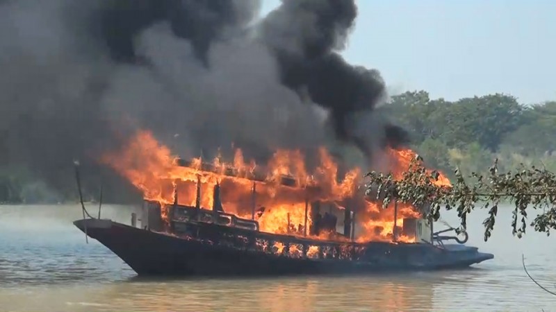 ระทึก! "เรือยนต์" ระเบิดกลางแม่น้ำเจ้าพระยา "พ่อแม่ลูก" เจ้าของเรือโดดน้ำหนีตายเอาชีวิตรอด