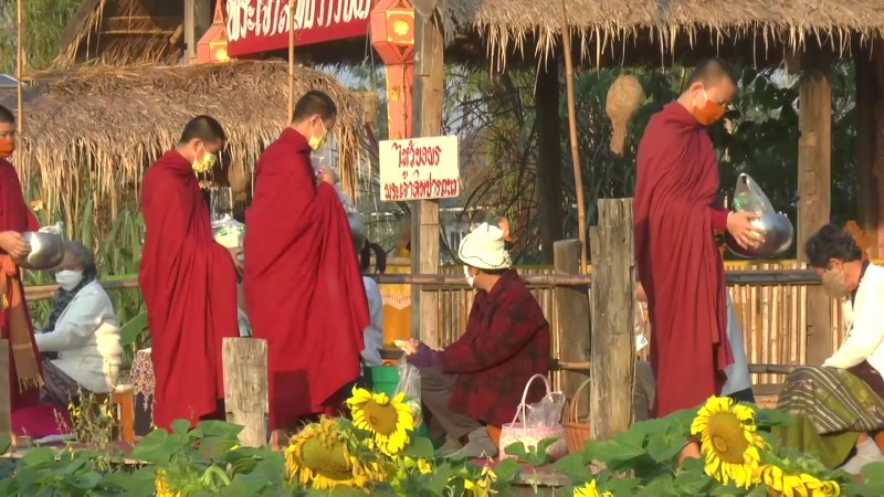 "วัดโสมนัสตุ้มท่า" จัดกิจกรรมตักบาตรขัวบุญเนื่องในวันครู เพื่อน้อมรำลึกถึงบุรพจารย์ที่ล่วงลับ