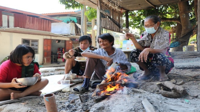 "อ่างทอง" อุณหภูมิลดฮวบ - ลมแรง ชาวบ้านนั่งผิงไฟล้อมวงกินข้าว พร้อมหน้าพร้อมตาพ่อแม่ลูก