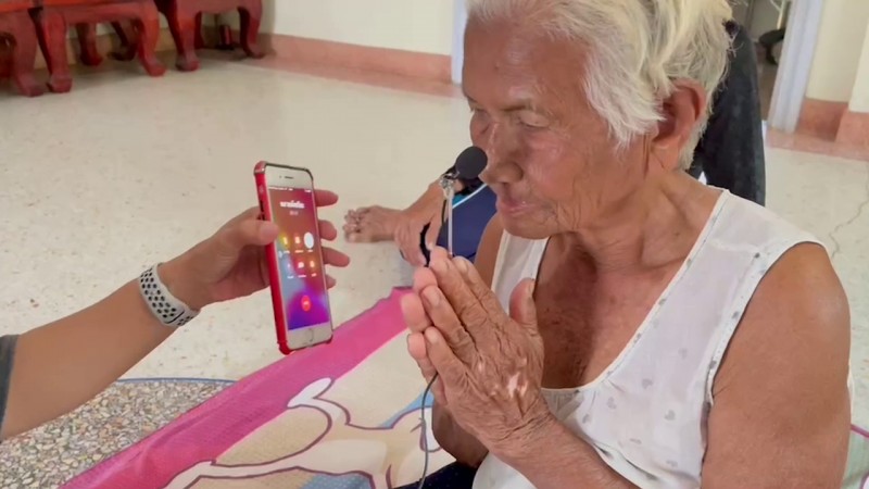 "อัจฉริยะ" ยื่นมือช่วยเหลือ "ยาย 89 ปี" ผ่อนเงินเบี้ยคนชราแทน เดือนละ 7 พันบาท