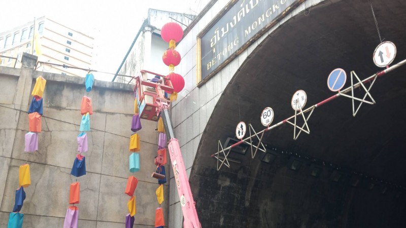 "เทศบาลเมืองเบตง" เริ่มประดับประดาโคมไฟ ต้อนรับเทศกาลตรุษจีน คลายความเหงายุคโควิด