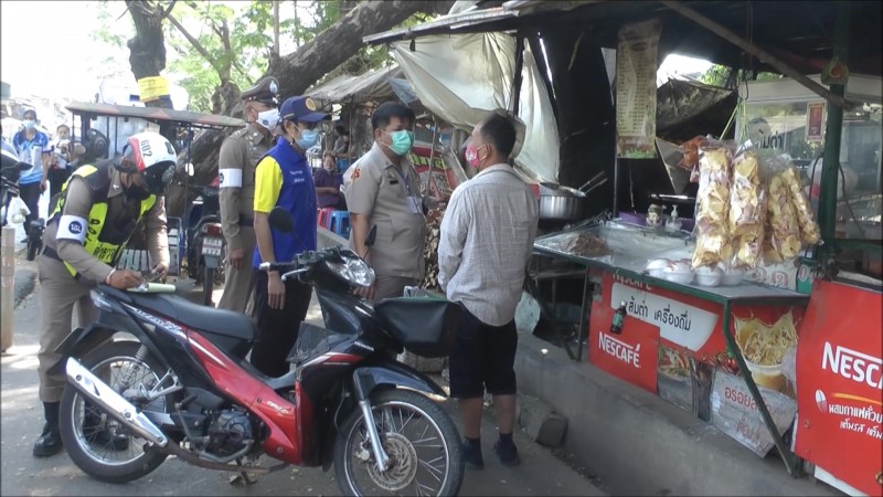 โคราช จัดระเบียบทางเท้าบริเวณหน้า รพ.ด่านขุนทด ใหม่ หลังแม่ค้าก่อสร้างเพิงขายของ