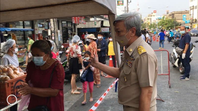 "ผู้ว่าฯระยอง" สั่งจัดระเบียบแถวชาวบ้านเข้าคิวรับสิ่งของหน้าตลาดสดวัดลุ่ม หวั่นโควิด-19 แพร่ระบาด