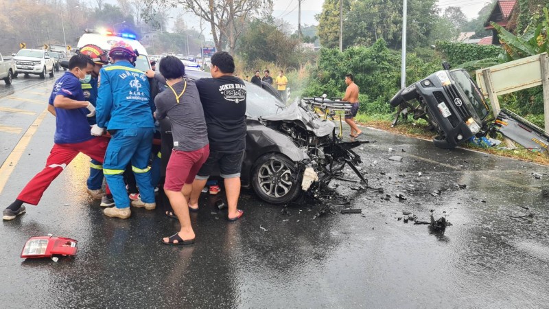 หวิดดับทั้งคัน ! "กระบะ" ฝ่าสายฝนลื่นถนนหลุดโค้งพุ่งชน "รถเก๋ง" บาดเจ็บ 5 ราย