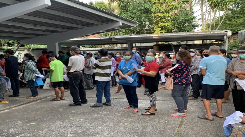 "กลุ่มไร้สมาร์ทโฟน" จ.ตราด แห่ลงทะเบียนโครงการ "เราชนะ" วันที่สองยังคึกคัก !