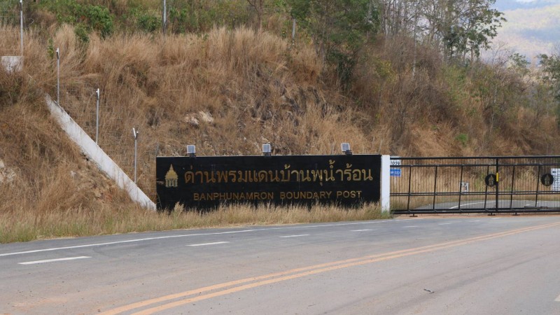 คุมตัว "สมุนเจ๊เพชร" ที่ลักลอบนำแรงงานเมียนมาเข้าไทย ชี้จุดทำแผนประกอบสำนวนคดี