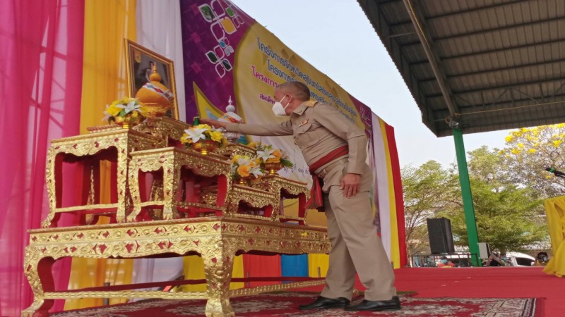 ผู้ว่าฯ สุรินทร์ พบปะช่วยเหลือชาวบ้าน ตามโครงการจังหวัดสุรินทร์สร้างสุข สร้างรอยยิ้ม