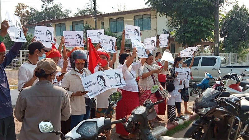 ชายแดนสังขละบุรี เริ่มตรึงเครียด ชาวเมียนมา จัดกิจกรรม-ประท้วงการยึดอำนาจ